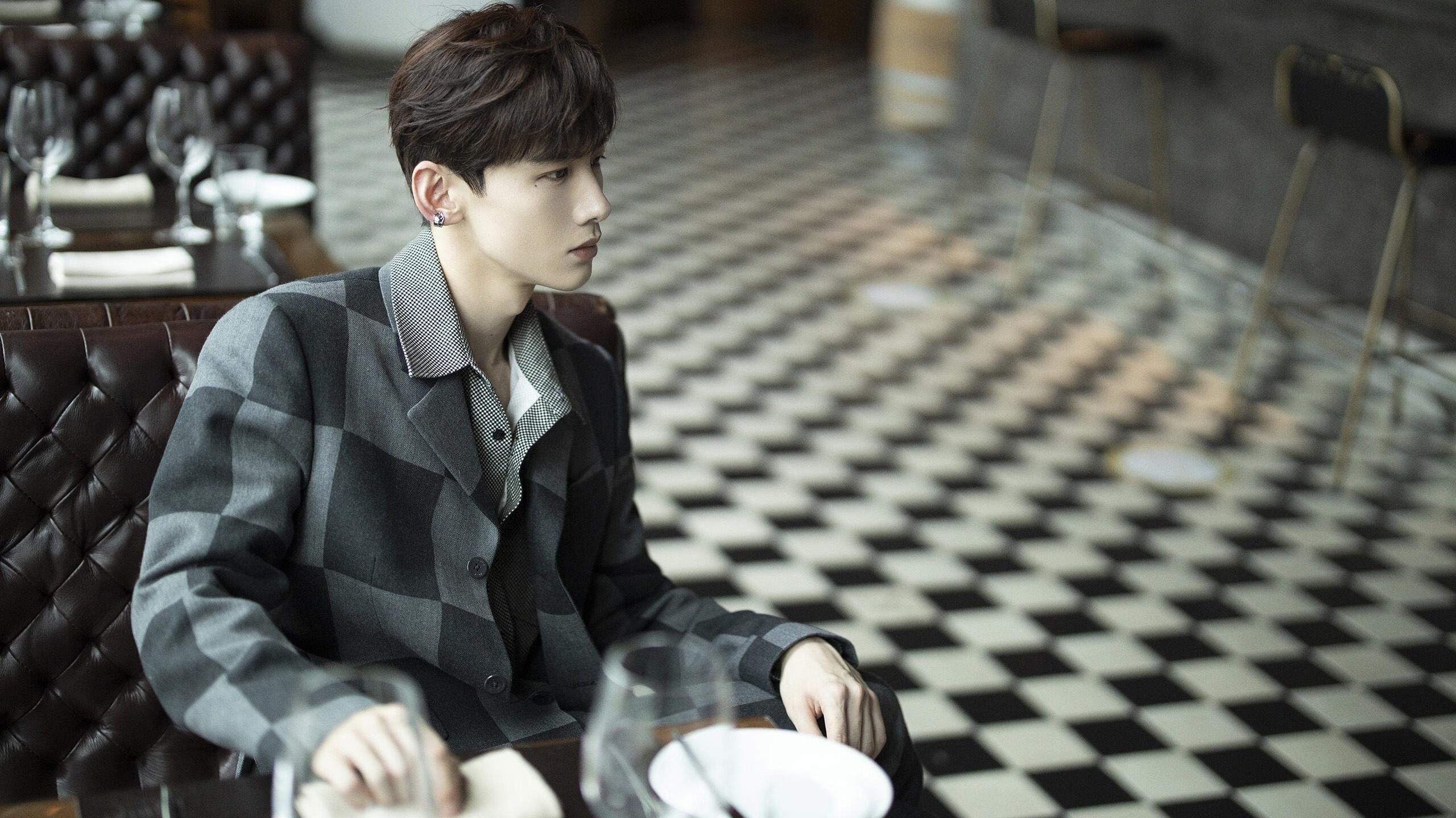 AYX官网-跳水比赛中希腊男将精准入水，希腊男子跳远